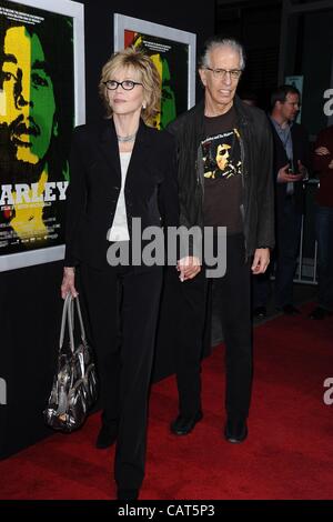 Jane Fonda, Richard Perry im Ankunftsbereich für MARLEY Premiere, ArcLight Cinerama Dome, Los Angeles, CA 17. April 2012. Foto von: Tony Gonzalez/Everett Collection Stockfoto