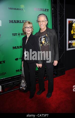 Jane Fonda, Richard Perry im Ankunftsbereich für MARLEY Premiere, ArcLight Cinerama Dome, Los Angeles, CA 17. April 2012. Foto von: Tony Gonzalez/Everett Collection Stockfoto