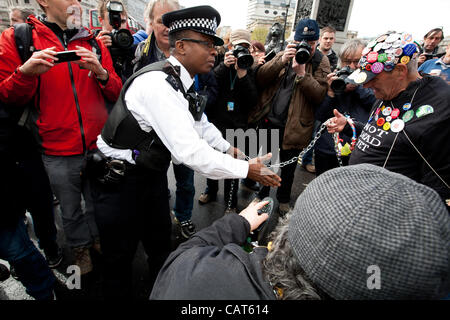London, UK, deaktiviert 18.04.2012, Menschen blockiert Trafalgar Square mit Rollstühlen Verkehr im Zentrum von London bis zum Stillstand zu bringen. Sie verkettet die Rollstühle Polizei musste mit Bolzenschneider um zu befreien. Stockfoto