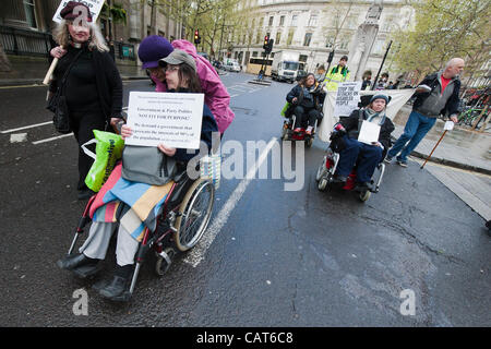 Mitglieder des DPAC (Behinderte gegen Kürzungen) und UKUncut März von Leicester Square, Trafalgar Square, wo sie die Kreuzung mit dem Strang blockieren. Sie protestieren gegen die Kürzungen der Remploy Fabriken und der Welfare Reform Bill im Allgemeinen. London UK, 18. April 2012. Stockfoto