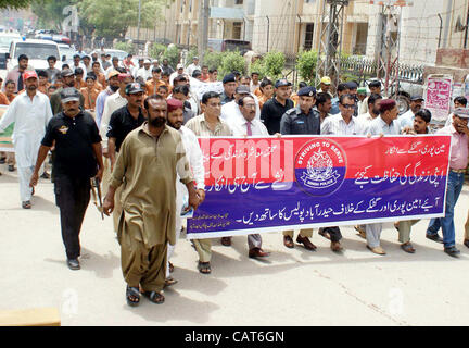 Die Teilnehmer durchlaufen eine Straße bei einem Spaziergang Bewusstsein gegen Gutka (Kautabak) Mittwoch, 18. April 2012 vom Polizei-Abteilung in Hyderabad veranstaltet. Stockfoto