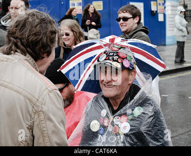 18.04.12, London, UK: Demonstranten blockieren Straßen am Trafalgar Square zu versuchen und Probleme von Menschen mit Behinderungen, einschließlich Änderungen an Leistungen bei Erwerbsunfähigkeit zu markieren. Stockfoto