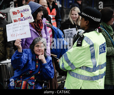 18.04.12, London, UK: Demonstranten blockieren Straßen am Trafalgar Square zu versuchen und Probleme von Menschen mit Behinderungen, einschließlich Änderungen an Leistungen bei Erwerbsunfähigkeit zu markieren. Stockfoto