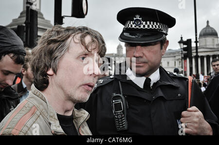 18.04.12, London, UK: der Veranstalter spricht man zu einem Polizisten am Trafalgar Square Protest, in denen behinderte Menschen blockiert Straßen um Themen markieren sie, einschließlich Änderungen an Leistungen bei Invalidität konfrontiert. Stockfoto