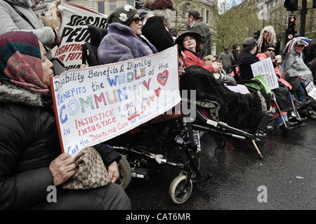 18.04.12, London, UK: Rollstuhlfahrer blockieren die Straße am Trafalgar Square aus Protest gegen Änderungen der Leistungen bei Invalidität und im Versuch, größere Probleme von Menschen mit Behinderungen zu markieren. Stockfoto