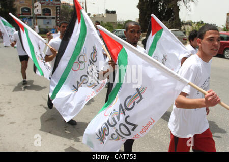 19 April 2012, Ramallah, West Bank, Palästina-palästinensischen Athleten im Olympischen Marathon lief (100 Tage vor Beginn der Olympischen Spielen in London 2012) in der West Bank Stadt Ramallah, 18. April 2012. Foto von Issam Rimawi (Credit Bild: © issam Rimawi Apaimages/APA-Images/ZUMAPR Stockfoto