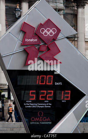 LONDON, UK, Mittwoch, 18. April 2012. Der Omega-Countdown auf dem Trafalgar Square liest hundert Tage nach der London 2012 Olympische Spiele-Eröffnungsfeier. Die Eröffnungsfeier wird am Freitag, 27. Juli 2012 im Olympiastadion geplant. Stockfoto
