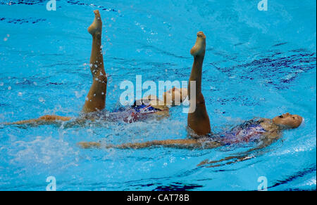 18.04.2012. London England.  Das London Aquatics Centre. FINA synchronisierte schwimmen Olympia-Qualifikation. Japans Duett in Aktion bei der London Aquatics Centre am 18. April 2012 London, England. Veranstaltung Teil der 2012 Olympische Spiele London bereitet Serie. Stockfoto