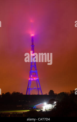 18.04.12, London, UK: 200.000 Watt Beleuchtung leuchtet die 219 Meter hohen Crystal Palace Sendeturm, als Bestandteil Arqivas "Switch über Nacht". Die Veranstaltung und Lightshow fand den Wechsel von analog zu digital-TV-Dienste in London feiern. Stockfoto