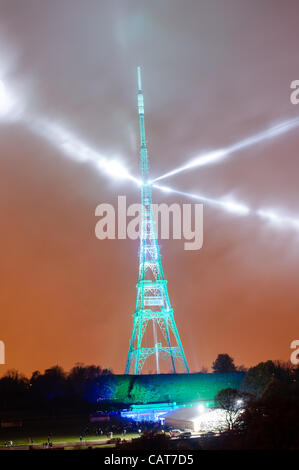 18.04.12, London, UK: 200.000 Watt Beleuchtung leuchtet die 219 Meter hohen Crystal Palace Sendeturm, als Bestandteil Arqivas "Switch über Nacht". Die Veranstaltung und Lightshow fand den Wechsel von analog zu digital-TV-Dienste in London feiern. Stockfoto