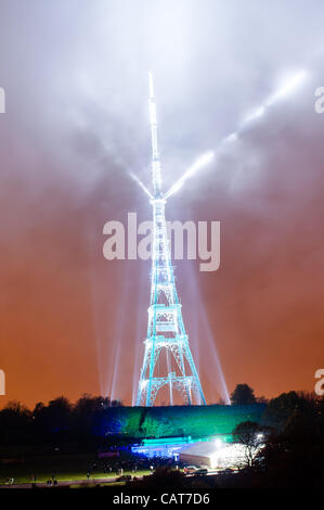 18.04.12, London, UK: 200.000 Watt Beleuchtung leuchtet die 219 Meter hohen Crystal Palace Sendeturm, als Bestandteil Arqivas "Switch über Nacht". Die Veranstaltung und Lightshow fand den Wechsel von analog zu digital-TV-Dienste in London feiern. Stockfoto