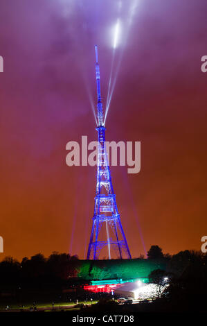 18.04.12, London, UK: 200.000 Watt Beleuchtung leuchtet die 219 Meter hohen Crystal Palace Sendeturm, als Bestandteil Arqivas "Switch über Nacht". Die Veranstaltung und Lightshow fand den Wechsel von analog zu digital-TV-Dienste in London feiern. Stockfoto