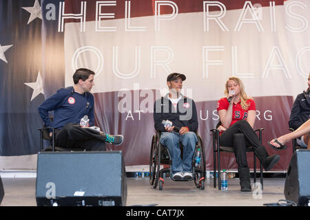 USA Paralympischen Athleten David Wagner (Mitte) und Jessica Long (rechts) teilnehmen an der Straße nach London 100 Tagen, Feier am Times Square in New York City, New York, USA am Mittwoch, 18. April 2012.  Times Square verwandelte sich in ein Olympisches Dorf für die Veranstaltung. Stockfoto