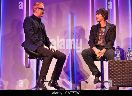 Chris Evans der Host das VIP-Event statt am Fuße des Turms, die Umstellung auf der Bühne mit TV-Moderator Professor Brian Cox zu markieren. Die Umstellung vom analogen zum digitalen TV-Dienst zeichnete sich durch eine spektakuläre Lichtshow am Sendeturm Crystal Palace. Stockfoto