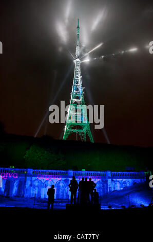 Die Umstellung vom analogen zum digitalen TV-Dienst zeichnete sich durch eine spektakuläre Lichtshow am Sendeturm Crystal Palace. Arqiva, das Unternehmen, das die UK Digitalumstellung Projekt (DSO), entwickelt hat installiert mehr als 6 Tonnen von Beleuchtungsanlagen auf Turm. Die Show enthalten eine Stockfoto