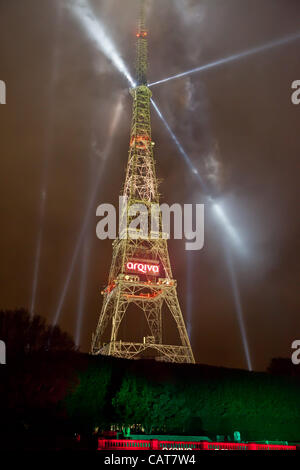 Die Umstellung vom analogen zum digitalen TV-Dienst zeichnete sich durch eine spektakuläre Lichtshow am Sendeturm Crystal Palace. Arqiva, das Unternehmen, das die UK Digitalumstellung Projekt (DSO), entwickelt hat installiert mehr als 6 Tonnen von Beleuchtungsanlagen auf Turm. Die Show enthalten eine Stockfoto