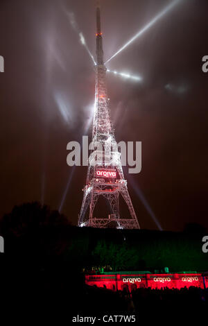 Die Umstellung vom analogen zum digitalen TV-Dienst zeichnete sich durch eine spektakuläre Lichtshow am Sendeturm Crystal Palace. Arqiva, das Unternehmen, das die UK Digitalumstellung Projekt (DSO), entwickelt hat installiert mehr als 6 Tonnen von Beleuchtungsanlagen auf Turm. Die Show enthalten eine Stockfoto