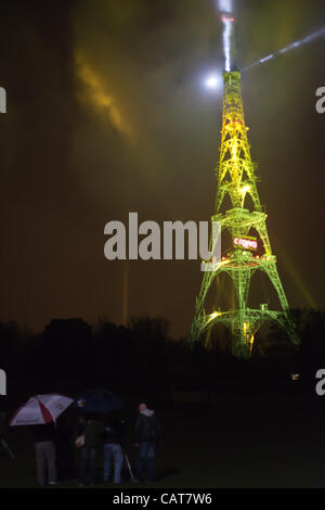 Die Umstellung vom analogen zum digitalen TV-Dienst zeichnete sich durch eine spektakuläre Lichtshow am Sendeturm Crystal Palace. Arqiva, das Unternehmen, das die UK Digitalumstellung Projekt (DSO), entwickelt hat installiert mehr als 6 Tonnen von Beleuchtungsanlagen auf Turm. Die Show enthalten eine Stockfoto