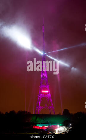 18.04.12, London, UK: 200.000 Watt Beleuchtung leuchtet die 219 Meter hohen Crystal Palace Sendeturm, als Bestandteil Arqivas "Switch über Nacht". Die Veranstaltung und Lightshow fand den Wechsel von analog zu digital-TV-Dienste in London feiern. Stockfoto