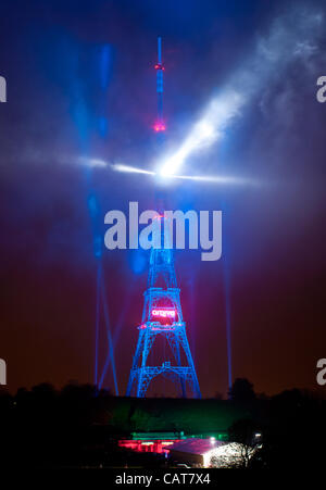 18.04.12, London, UK: 200.000 Watt Beleuchtung leuchtet die 219 Meter hohen Crystal Palace Sendeturm, als Bestandteil Arqivas "Switch über Nacht". Die Veranstaltung und Lightshow fand den Wechsel von analog zu digital-TV-Dienste in London feiern. Stockfoto