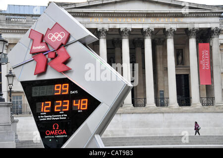 Mittlerweile gibt es nur 99 Tage vor der Eröffnungsfeier der London Olympics 2012, der Olympia-Countdown-Uhr vor der National Gallery, Trafalgar Square, London. 19. April 2012 Stockfoto