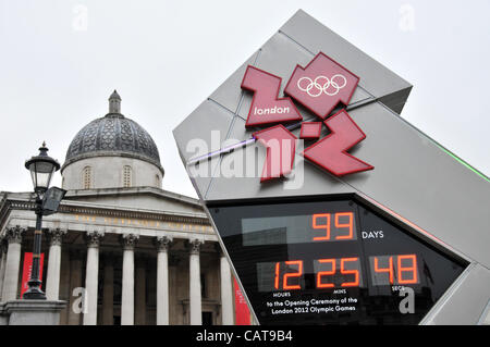 Mittlerweile gibt es nur 99 Tage vor der Eröffnungsfeier der London Olympics 2012, der Olympia-Countdown-Uhr vor der National Gallery, Trafalgar Square, London. 19. April 2012 Stockfoto