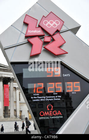 Mittlerweile gibt es nur 99 Tage vor der Eröffnungsfeier der London Olympics 2012, der Olympia-Countdown-Uhr vor der National Gallery, Trafalgar Square, London. 19. April 2012 Stockfoto