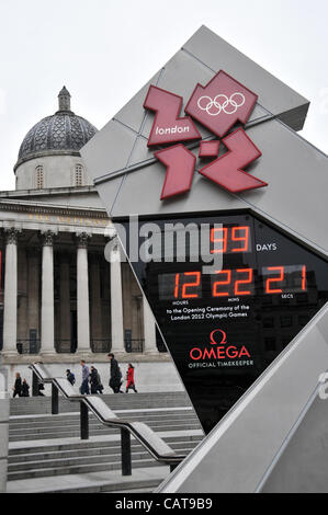 Mittlerweile gibt es nur 99 Tage vor der Eröffnungsfeier der London Olympics 2012, der Olympia-Countdown-Uhr vor der National Gallery, Trafalgar Square, London. 19. April 2012 Stockfoto