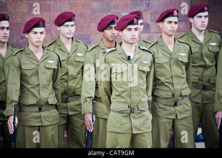 Eine Ehrengarde der IDF Fallschirmjäger steht stramm auf dem Warschauer Ghetto Platz in Yad-Vashem-Teilnahme an der Kranzniederlegung am Holocaust Märtyrer und Helden Remembrance Day. Jerusalem, Israel. 19. April 2012. Stockfoto