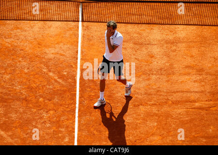 Monte Carlo, Monaco. 19. April 2012. Julien Benneteau im Ruhestand verletzt bei 6-5 im ersten Satz in Aktion gegen Andy Murray in der 3. Runde bei der Monte-Carlo Rolex Masters 2012 Stockfoto