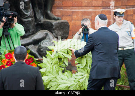 Premierminister Benyamin Netanyahu legt einen Kranz als Vertreter der Regierung bei der Kranzniederlegung am Holocaust Märtyrer und Helden Remembrance Day auf dem Warschauer Ghetto Platz in Yad Vashem. Jerusalem, Israel. 19. April 2012. Stockfoto