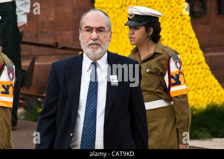 Asher Dan Grunis, Präsident des Obersten Gerichtshofs, legt einen Kranz an der Kranzniederlegung am Holocaust Märtyrer und Helden Remembrance Day auf dem Warschauer Ghetto Platz in Yad Vashem. Jerusalem, Israel. 19. April 2012. Stockfoto