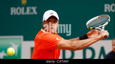 Monte Carlo, Monaco. Jo-Wilfried Tsonga (FRA) in Aktion gegen Fernando Verdasco (ESP) in der 3. Runde der 2012 Monte-Carlo Rolex Masters Tennis, im Country Club, Monaco Monte-Carlo. Stockfoto