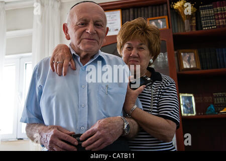 Yosef Kleinman, 82, Auschwitz-Birkenau, Dachau-Kaufering, Holocaust-Überlebender und unterstützend und bewundernden Frau Chaya, in ihrem Haus in Kiryat Moshe. Jerusalem, Israel. 17. April 2012. Stockfoto