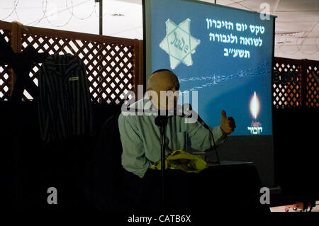 Yosef Kleinman, 82, Holocaust-Überlebender spricht vor einem voll besetzten Saal in der Synagoge bereschit (Genesis) am Vorabend des Holocaust Märtyrer und Helden-Gedenktag, Verleihung sein Vermächtnis an die jüngere Generation. Bet-Shemesh, Israel. 18. April 2012. Stockfoto