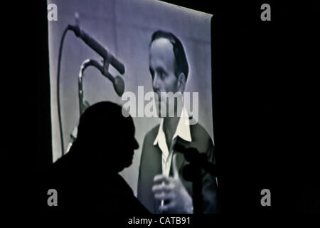 Silhouette von Yosef Kleinman, 82, Holocaust-Überlebender, als Film Clip seines Zeugnisses 1961 in der Studie von Adolph Eichmann Bereshit Synagoge am Vorabend des Holocaust Märtyrer und Helden Gedenktag projiziert. Bet-Shemesh, Israel. 18. April 2012. Stockfoto