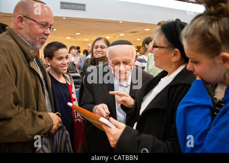 Yosef Kleinman, 82, Holocaust-Überlebender, ist umgeben von aufgeregt Mitglieder der bereschit (Genesis) Synagoge nach seiner Ansprache am Vorabend des Holocaust Märtyrer und Helden Remembrance Day. Bet-Shemesh, Israel. 18. April 2012. Stockfoto