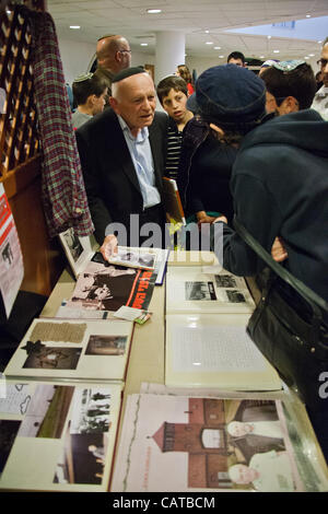 Yosef Kleinman, 82, Holocaust-Überlebender, ist umgeben von aufgeregt Mitglieder der bereschit (Genesis) Synagoge nach seiner Ansprache am Vorabend des Holocaust Märtyrer und Helden Remembrance Day. Bet-Shemesh, Israel. 18. April 2012. Stockfoto