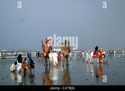 Bewohner von Karachi genießen angenehmes Wetter einen Blick aufs Meer Strand auf Donnerstag, 19. April 2012. Stockfoto