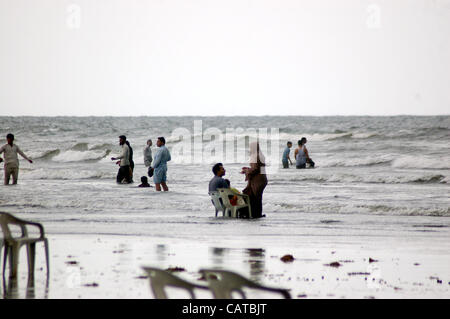 Bewohner von Karachi genießen Sie angenehmes Wetter im Seaview Beach auf Donnerstag, 19. April 2012. Stockfoto