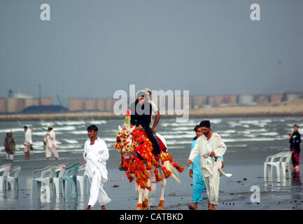 Bewohner von Karachi genießen Sie angenehmes Wetter im Seaview Beach auf Donnerstag, 19. April 2012. Stockfoto