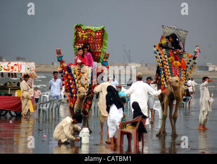 Bewohner von Karachi genießen Sie angenehmes Wetter im Seaview Beach auf Donnerstag, 19. April 2012. Stockfoto