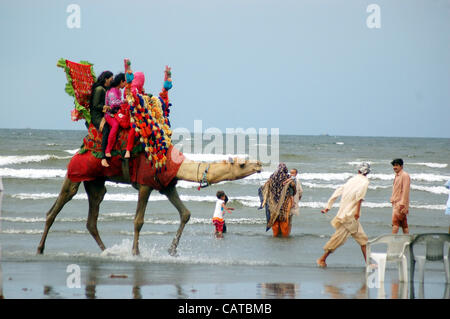 Bewohner von Karachi genießen Sie angenehmes Wetter im Seaview Beach auf Donnerstag, 19. April 2012 Stockfoto