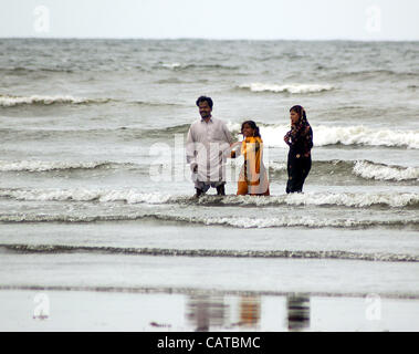 Bewohner von Karachi genießen Sie angenehmes Wetter im Seaview Beach auf Donnerstag, 19. April 2012 Stockfoto