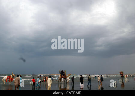 Bewohner von Karachi genießen Sie angenehmes Wetter im Seaview Beach auf Donnerstag, 19. April 2012. . Stockfoto