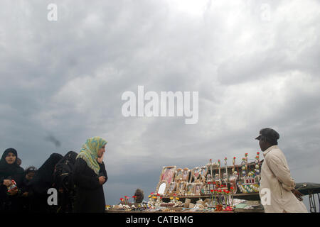 Frauen kaufen handgefertigten Heimtextilien Artikel am Stall, während sie bewölktem Wetter Seaview Beach in Karachi auf Donnerstag, 19. April 2012 genießen. Stockfoto