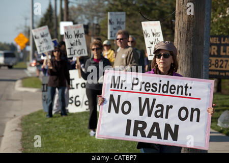 Bingham Farms, Michigan - Aktivisten halten Frieden unterzeichnet gegnerischen Krieg gegen den Iran während des Wartens auf Präsident Obama Motorcade übergeben. Der Präsident besuchte eine Kampagne Spendenaktion in der Nähe. Stockfoto