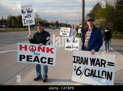 Bingham Farms, Michigan - Aktivisten halten Frieden unterzeichnet gegnerischen Krieg gegen den Iran während des Wartens auf Präsident Obama Motorcade übergeben. Der Präsident besuchte eine Kampagne Spendenaktion in der Nähe. Stockfoto