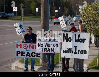 Bingham Farms, Michigan - Aktivisten halten Frieden unterzeichnet gegnerischen Krieg gegen den Iran während des Wartens auf Präsident Obama Motorcade übergeben. Der Präsident besuchte eine Kampagne Spendenaktion in der Nähe. Stockfoto