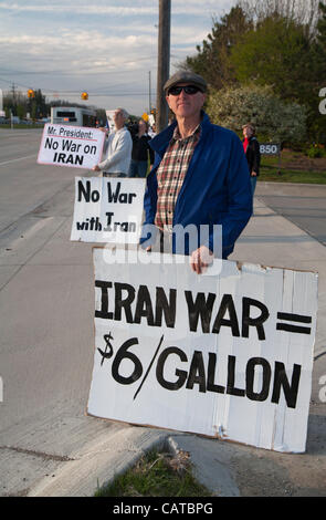 Bingham Farms, Michigan - Aktivisten halten Frieden unterzeichnet gegnerischen Krieg gegen den Iran während des Wartens auf Präsident Obama Motorcade übergeben. Der Präsident besuchte eine Kampagne Spendenaktion in der Nähe. Stockfoto